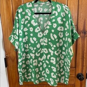 Jodifl Animal Print short sleeve Top Large Green white cheetah leopard v neck